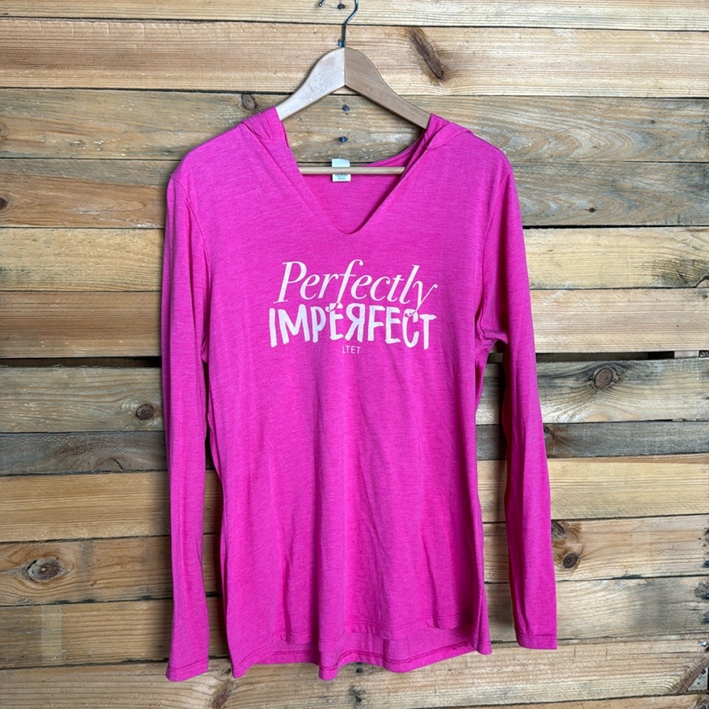 Women’s long sleeved t-shirt with hood.
